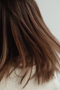 Kaboompics - Macro Hair Texture with Warm Brown Strands and Highlights