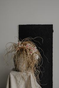 Creative Floral Arrangements with Dried Flowers and Sculptural Vases