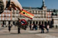 Kaboompics - Handheld Madrid Souvenir Magnet with Plaza Mayor Behind