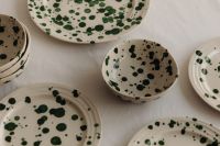 Kaboompics - Top-Down Green Splatter Bowls and Plates on Linen