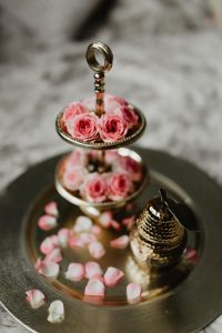 Kaboompics - A tray of pink roses