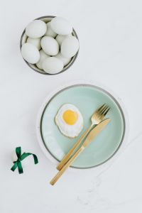 Kaboompics - Easter flat lay with green eggs and fried egg on a plate
