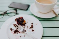 Kaboompics - Drinking coffee and eating cake in a cafeteria