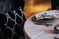 Kaboompics - Table decorations with golden motifs