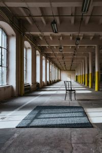 Kaboompics - Chair and a carpet in an abandoned building hall