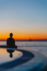 Kaboompics - The man is looking at the sunset by the sea