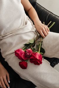 Kaboompics - Red Rose Bouquet on White Outfit for Romantic Branding