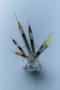 Kaboompics - Minimal Syringes with Negative Space