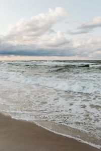 Kaboompics - Cloudy Baltic Seascape with Choppy Waves and Wet Shoreline, Vertical Coastal Photo