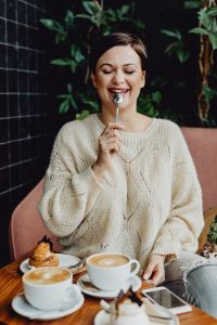 Beza Café in Lodz, Poland: Coffee, Meringue Dessert and Cozy Cafe Lifestyle