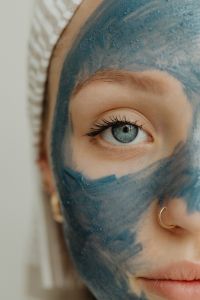 Kaboompics - Close-Up of Blue Clay Mask Framing the Eye in a Skincare Portrait
