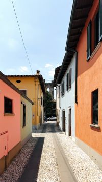 Kaboompics - Sunny Italian Street With Coral, Yellow And Blue Houses