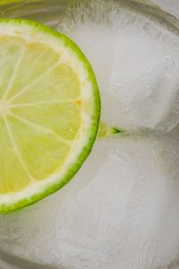 Kaboompics - Close-Up of Lime Slice and Ice in Fresh Water