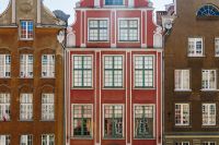 Kaboompics - Red Gabled Tenement House Between Historic Facades in Gdansk