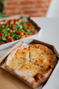Kaboompics - A workplace full of pizza