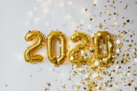 Kaboompics - Gold 2020 Balloons With Confetti Falling On Right Side