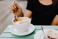 Kaboompics - Drinking coffee and eating cake in a cafeteria