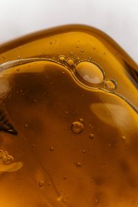 Kaboompics - Amber Liquid with Large Bubble
