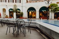 Kaboompics - Cafe Tables beside Fountain at Designer Outlet