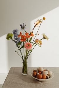Kaboompics - Easter Delights - Spring Flowers and Minimalist Tableware