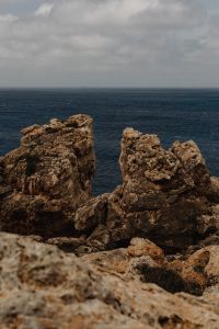 Kaboompics - Blue Open Sea Above a Low Rocky Foreground