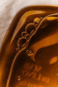 Kaboompics - Amber Liquid Bubbles Close Up