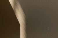 Kaboompics - Neutral Plaster Wall Background with Curved Light and Shadow