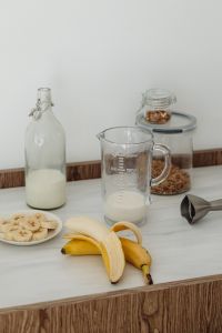Kaboompics - Banana shake with milk - preparation process