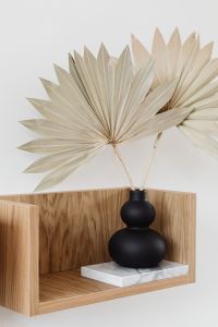 Kaboompics - Close-Up Dried Fan Palms in Black Vase on Wooden Shelf