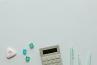 Kaboompics - Mint Calculator with Pens and Dice