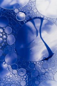 Kaboompics - Minimal Blue Fluid With Single Dominant Bubble