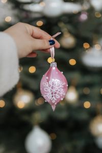 Cozy Christmas Tree Decorations with Pink, Gold and White Ornaments
