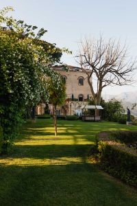Kaboompics - Villa Garden Lawn with White Blossoms and Historic Facade