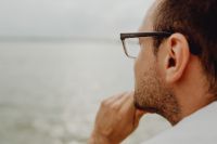 Kaboompics - Profile of Man in Black Glasses Looking Toward Water, Minimal Lakeside Portrait