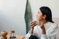 Kaboompics - Woman Drinking Coffee with Chemex at Home