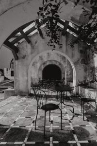 Kaboompics - Monochrome Arched Courtyard with Garden Cafe Tables