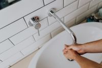 Kaboompics - Washing of hands under running water