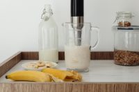 Kaboompics - Banana shake with milk - preparation process