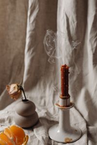 Kaboompics - Smoking Extinguished Candle With Mandarin And Palo Santo