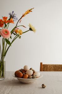 Kaboompics - Easter Delights - Spring Flowers and Minimalist Tableware