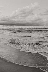 Kaboompics - Black and White Baltic Sea Waves and Cloudy Sky, Vertical Seascape Background