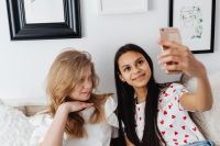 Kaboompics - Teen Friends Taking a Selfie on a Couch with Soft Neutral Home Decor