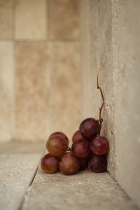 Kaboompics - Red Grapes in Travertine Corner