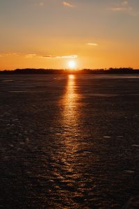 Kaboompics - Low Winter Sun Casting a Golden Path Across Ice