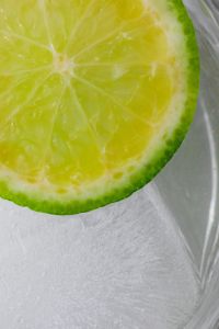 Kaboompics - Macro Close-Up of a Fresh Lime Slice