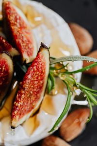 Kaboompics - Fresh Fig Wedges with Rosemary and Almonds on Camembert