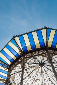 Kaboompics - Cassa Armonica Glass Canopy and Central Chandelier in Naples