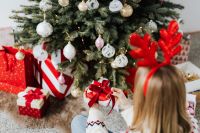 Kaboompics - Reindeer Antler Headband and Christmas Gift Wrapping