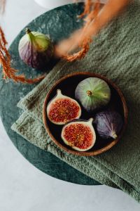 Kaboompics - Fresh Figs In Wooden Bowl With Green Linen And Dried Branches