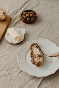 Kaboompics - Buttered Bread on a Ceramic Plate